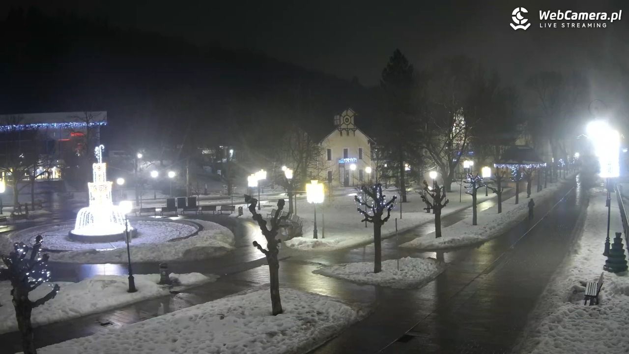 Krynica-Zdrój - widok na deptak - 07 luty 2026, 20:21