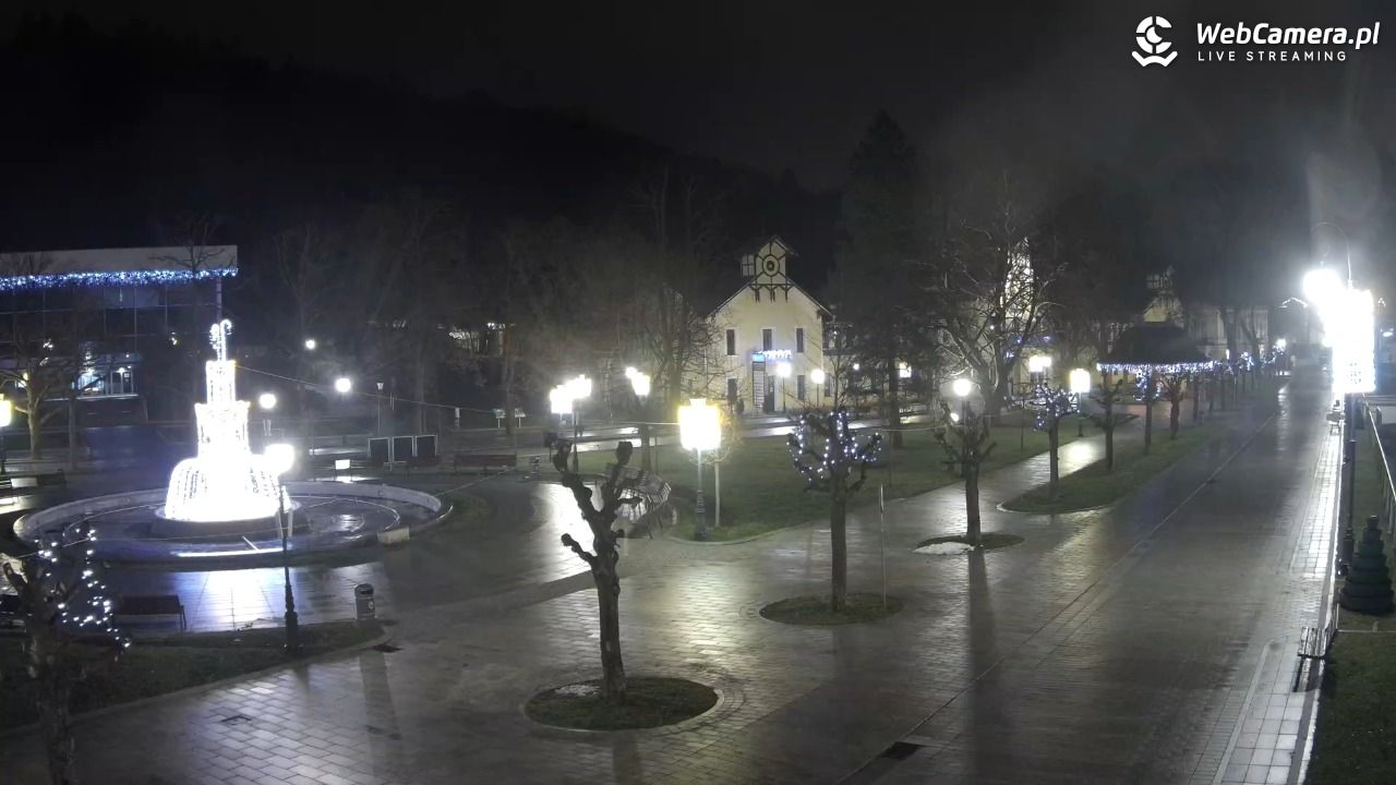 Krynica-Zdrój - widok na deptak - 21 grudzień 2025, 20:57