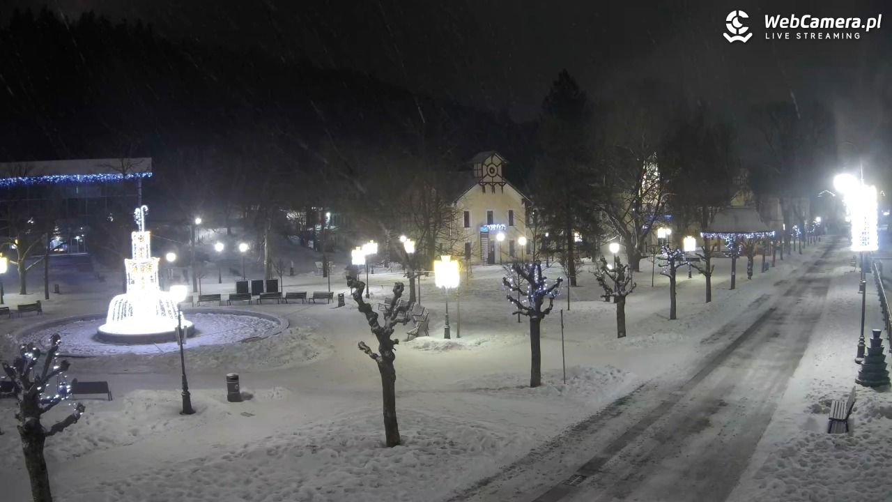 Krynica-Zdrój - widok na deptak - 08 luty 2026, 21:56