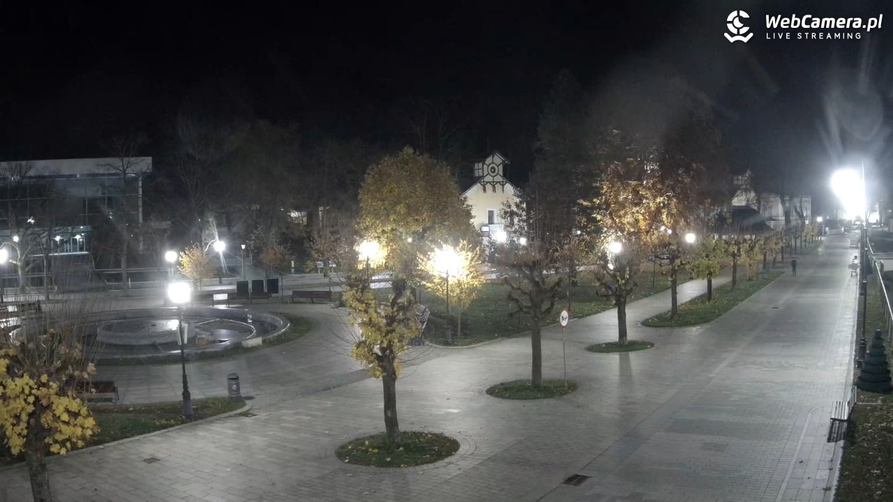 Krynica-Zdrój - widok na deptak - 31 październik 2025, 21:10