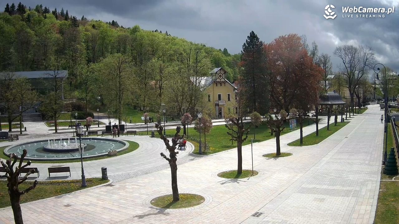 Krynica-Zdrój - widok na deptak - 08 maj 2026, 11:28