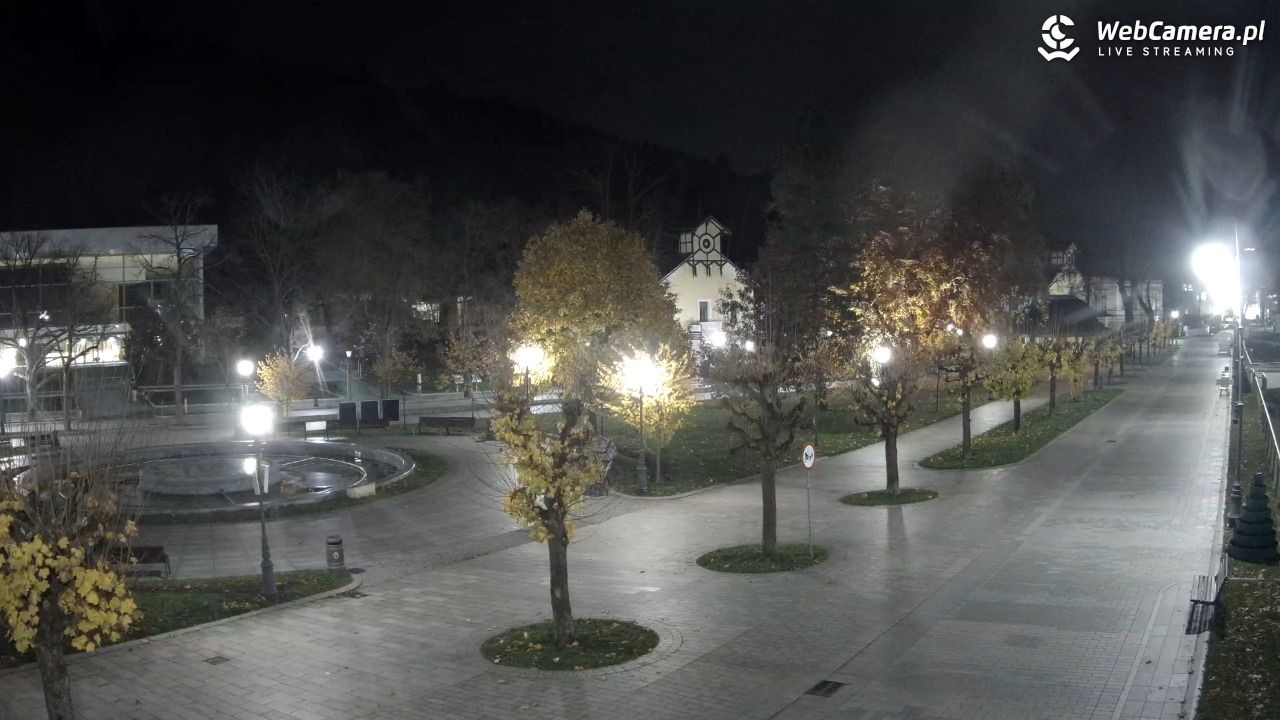 Krynica-Zdrój - widok na deptak - 31 październik 2025, 17:48
