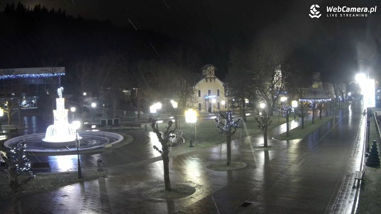 Krynica-Zdrój - widok na deptak - 23 grudzień 2025, 22:08