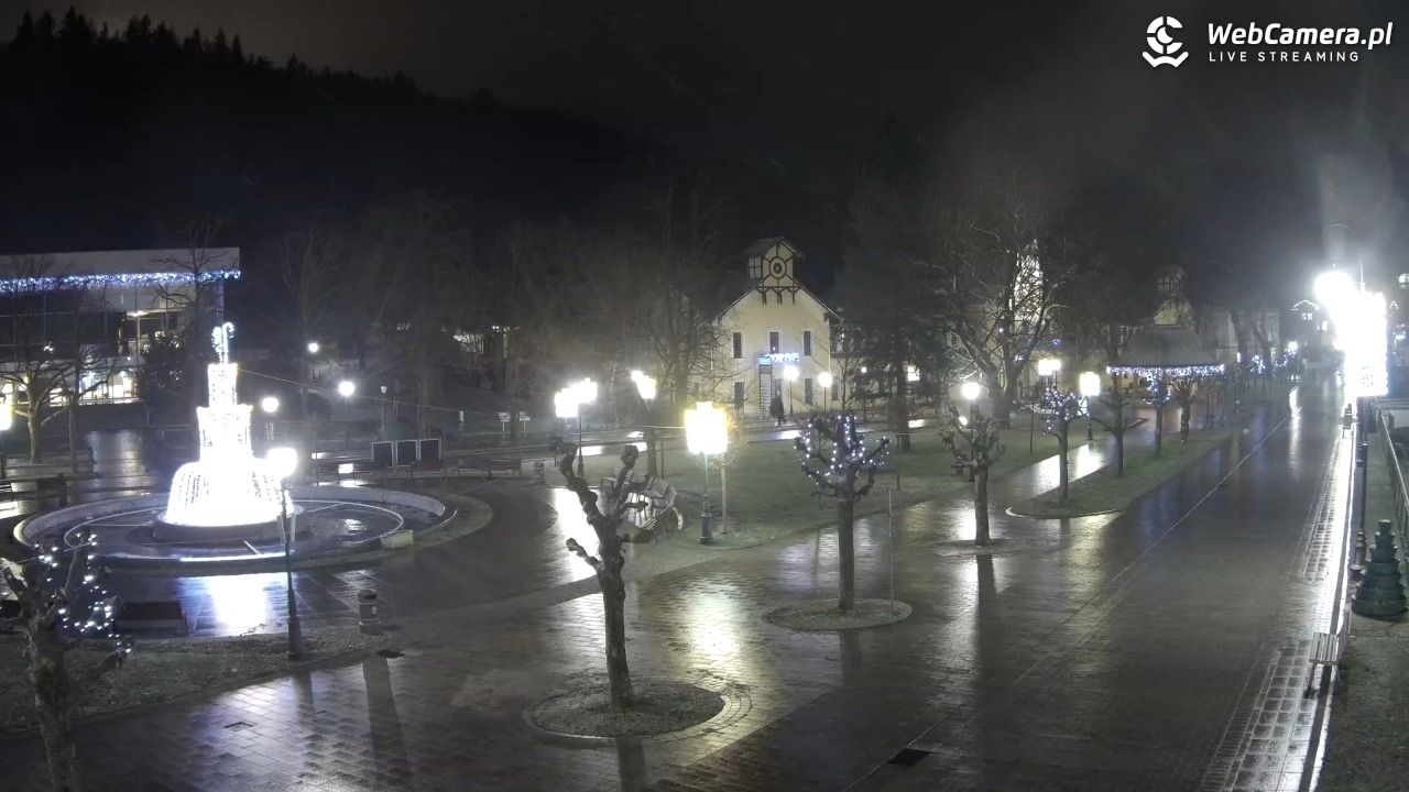 Krynica-Zdrój - widok na deptak - 23 grudzień 2025, 17:52