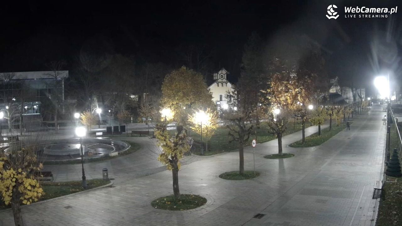 Krynica-Zdrój - widok na deptak - 31 październik 2025, 21:10