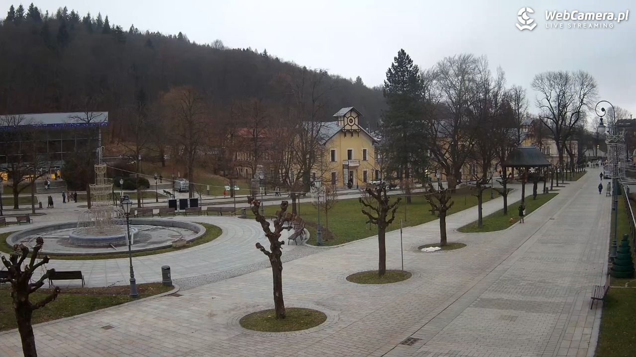 Krynica-Zdrój - widok na deptak - 22 grudzień 2025, 15:26