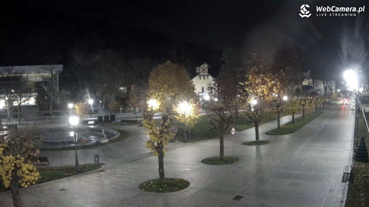 Krynica-Zdrój - widok na deptak - 31 październik 2025, 18:13