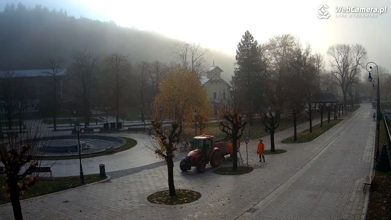 Krynica-Zdrój - widok na deptak - 04 listopad 2025, 07:42