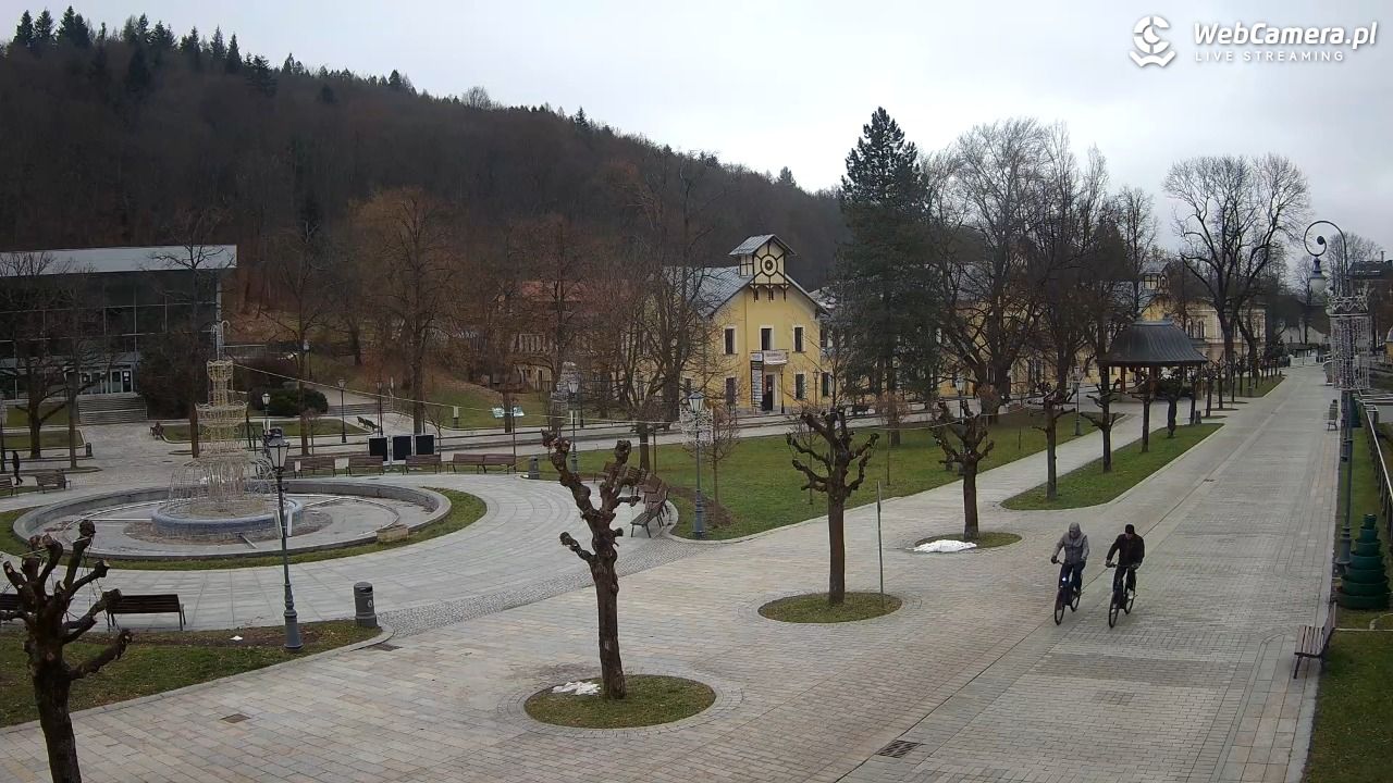Krynica-Zdrój - widok na deptak - 21 grudzień 2025, 12:52