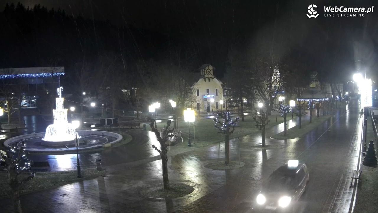 Krynica-Zdrój - widok na deptak - 23 grudzień 2025, 22:00