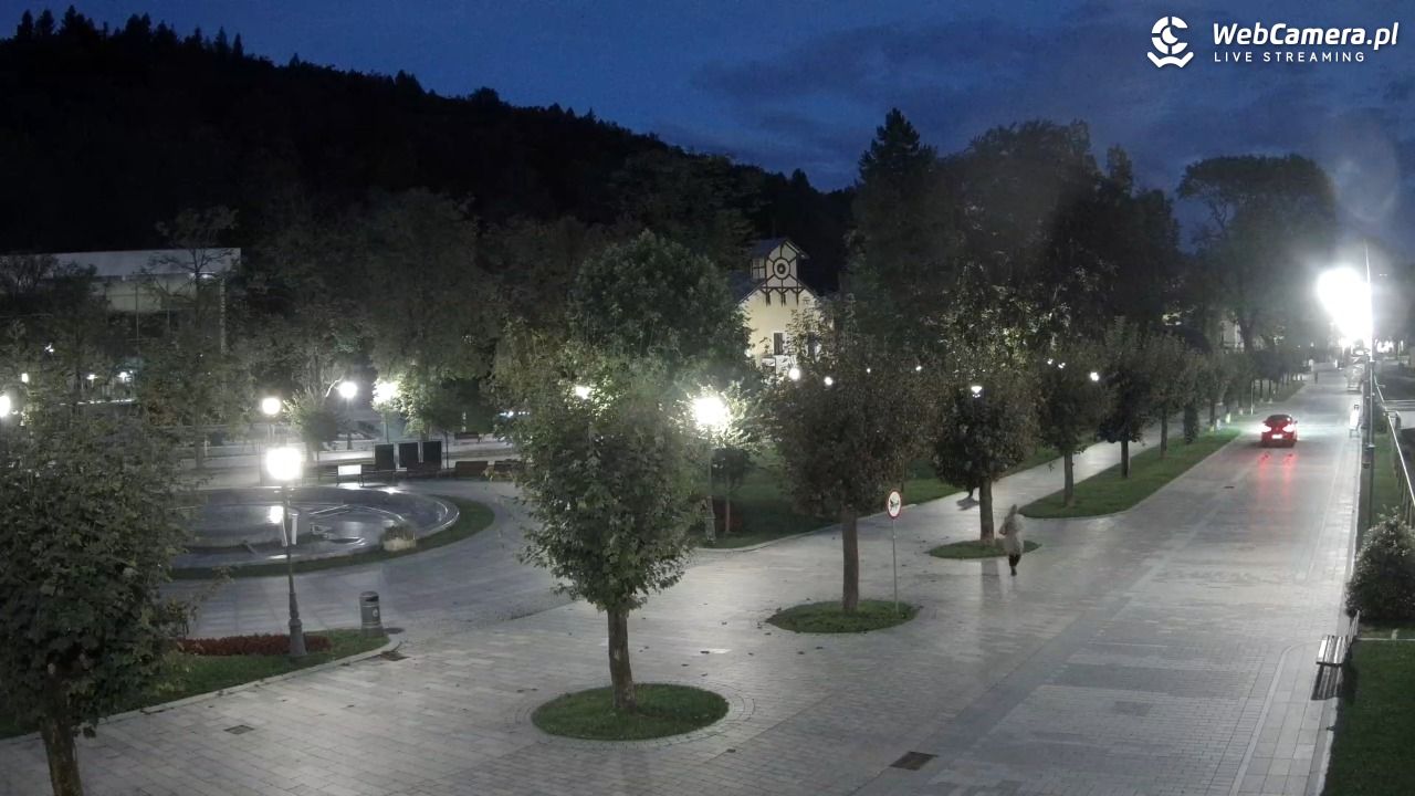 Krynica-Zdrój - widok na deptak - 16 wresień 2025, 19:23