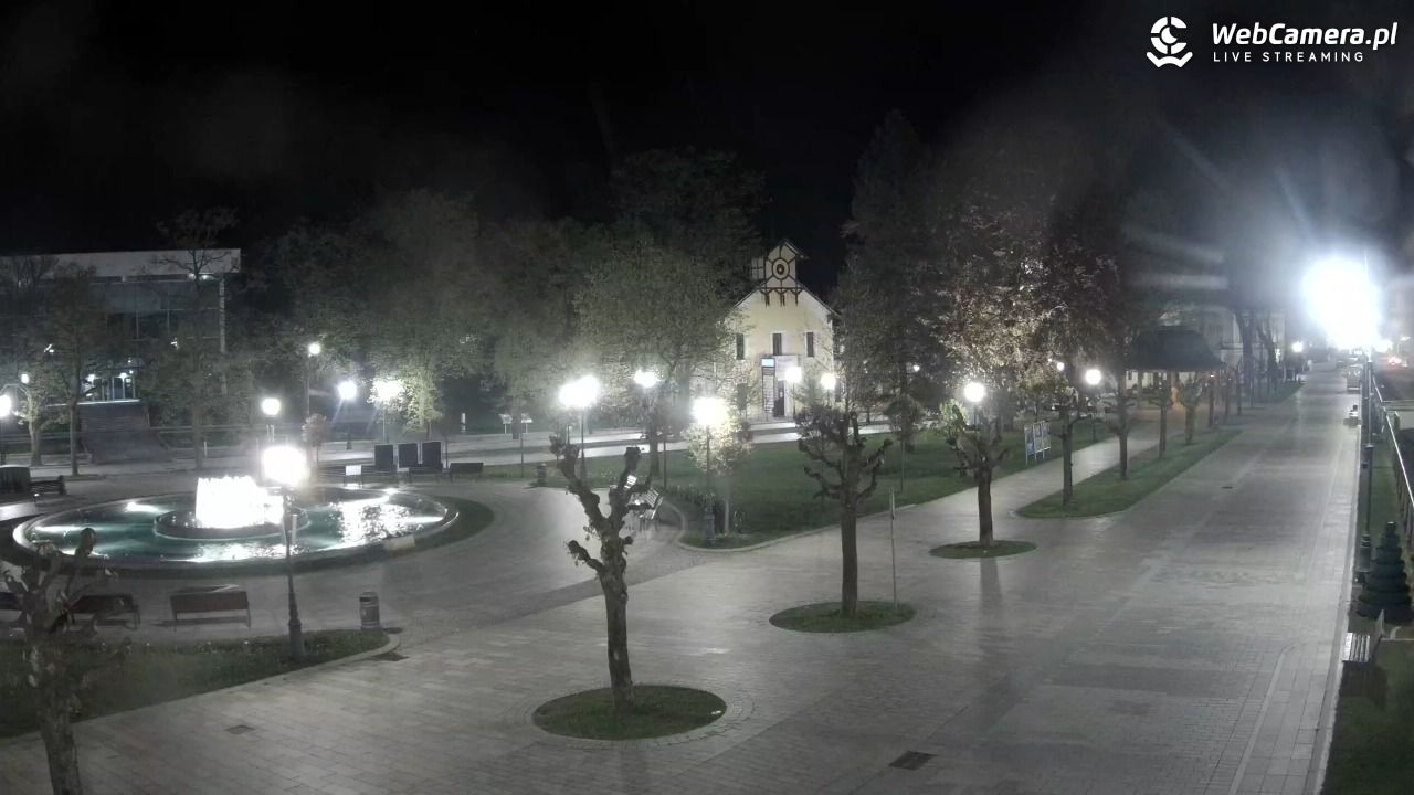 Krynica-Zdrój - widok na deptak - 12 maj 2026, 22:12