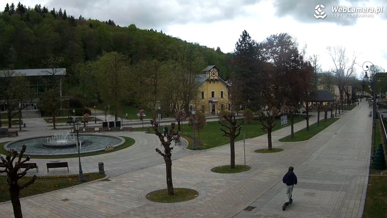 Krynica-Zdrój - widok na deptak - 08 maj 2026, 12:09