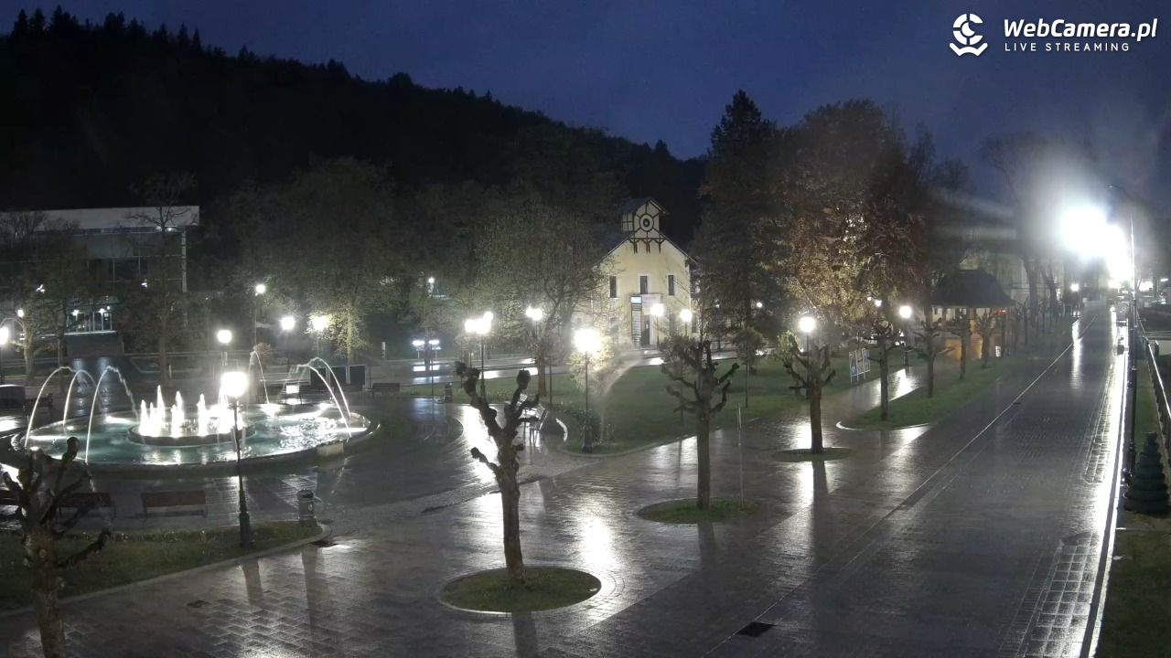 Krynica-Zdrój - widok na deptak - 08 maj 2026, 20:36