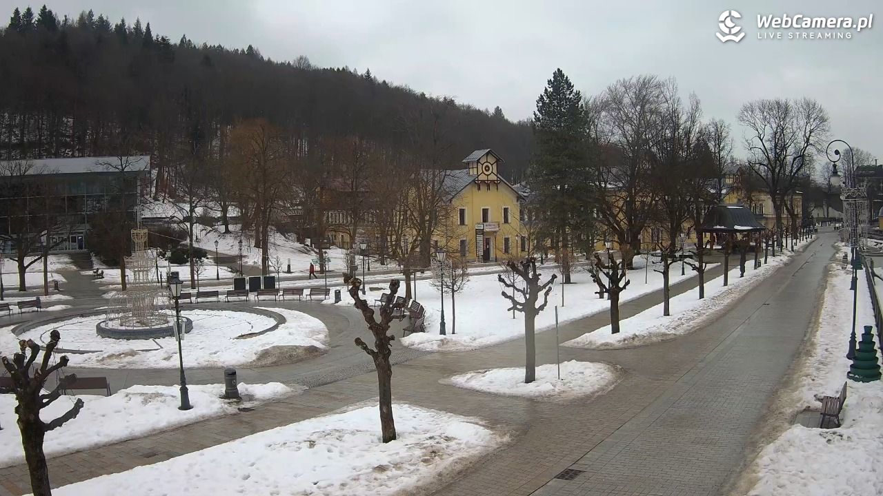 Krynica-Zdrój - widok na deptak - 08 luty 2026, 09:54