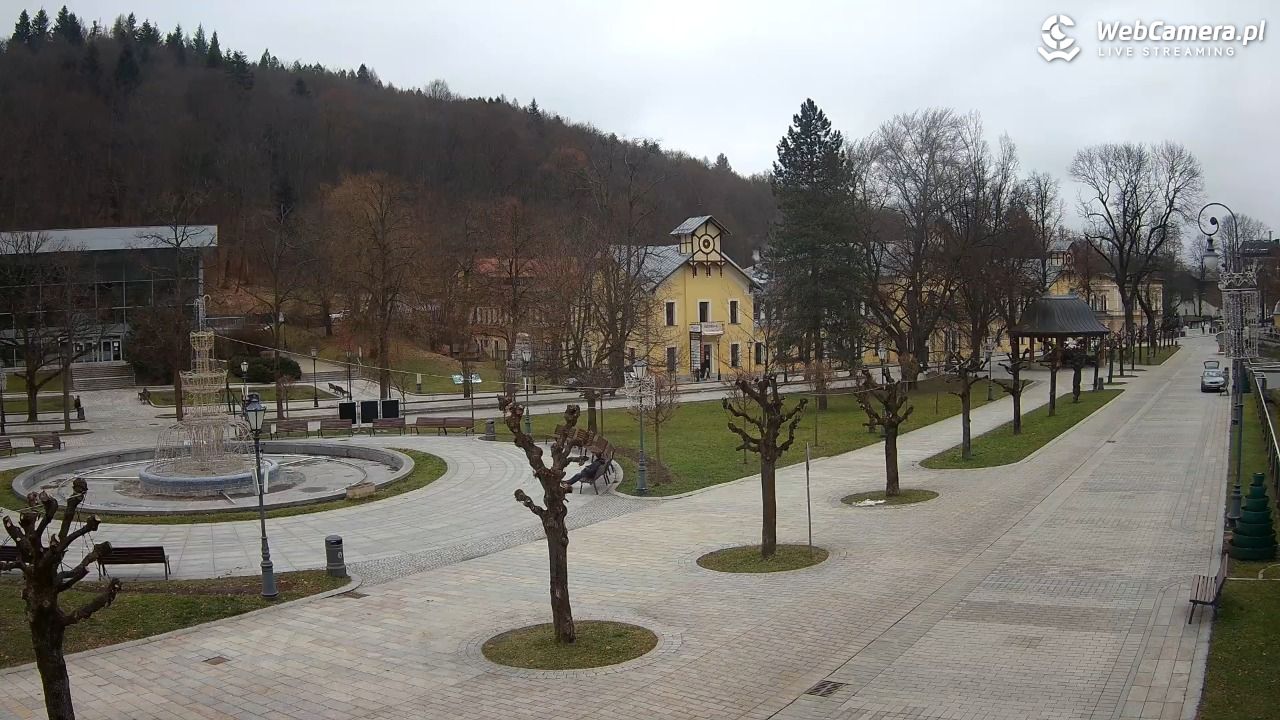 Krynica-Zdrój - widok na deptak - 23 grudzień 2025, 11:50