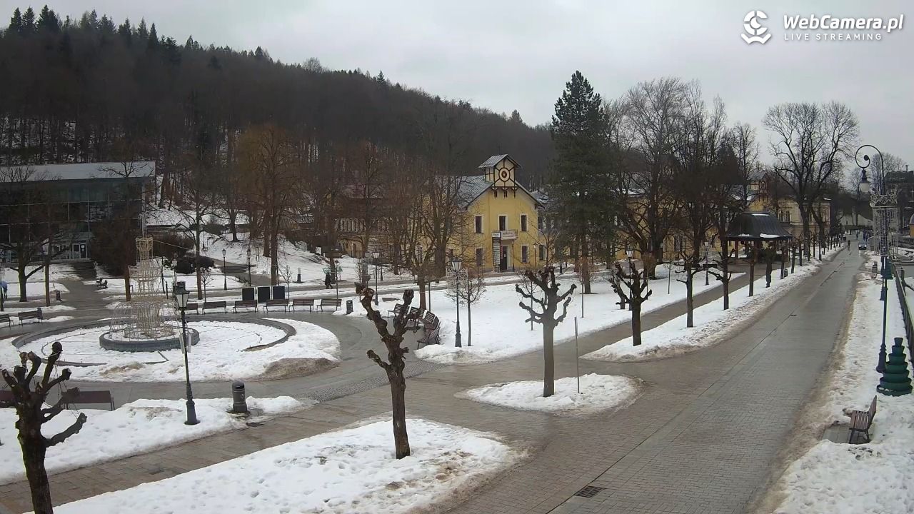Krynica-Zdrój - widok na deptak - 08 luty 2026, 09:57