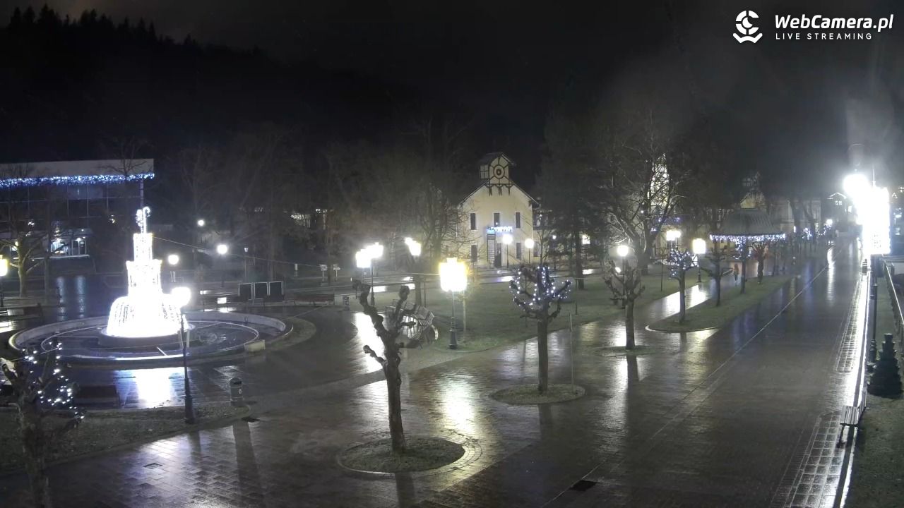 Krynica-Zdrój - widok na deptak - 23 grudzień 2025, 19:43