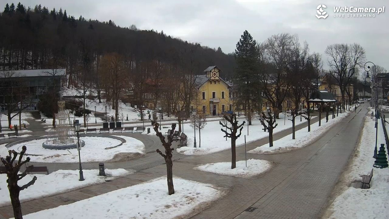 Krynica-Zdrój - widok na deptak - 07 luty 2026, 13:56