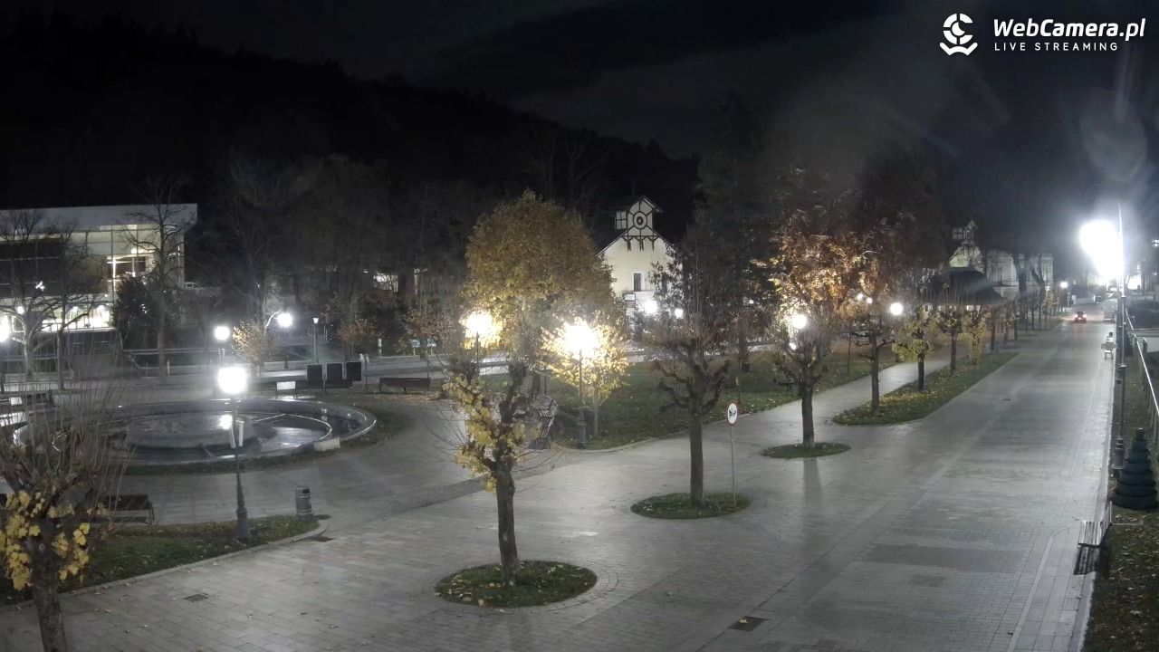 Krynica-Zdrój - widok na deptak - 02 listopad 2025, 18:47
