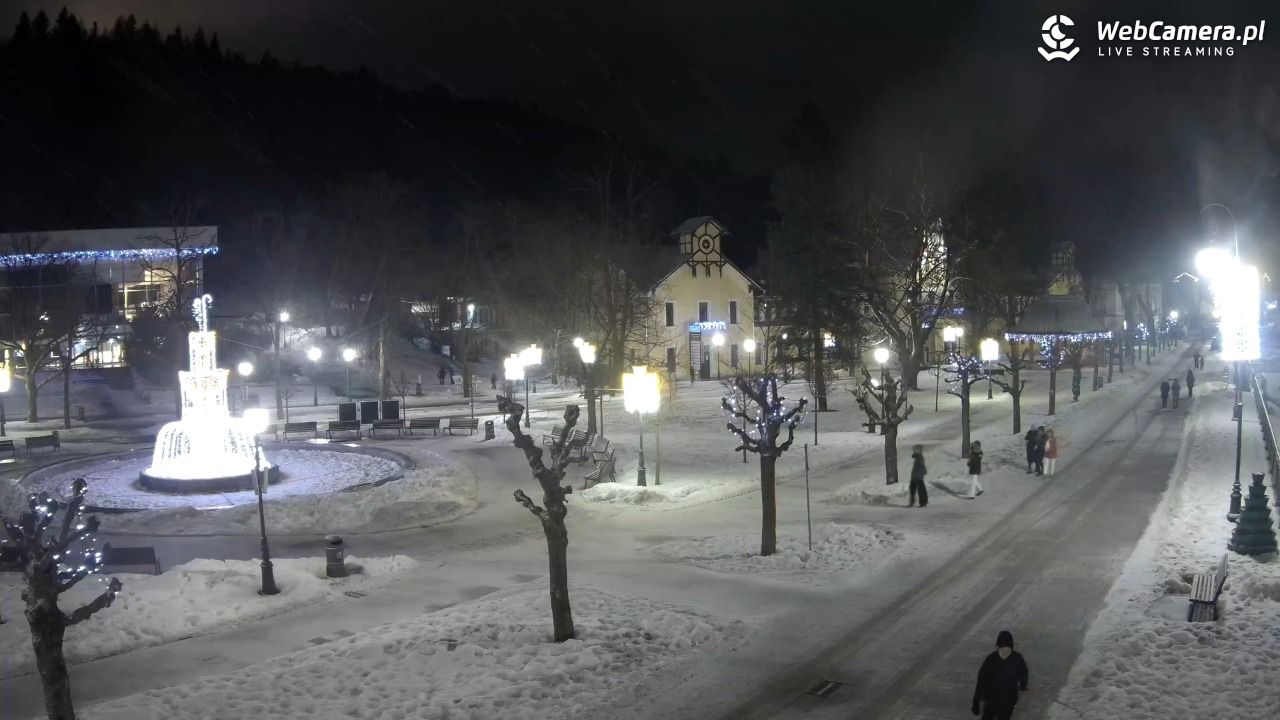 Krynica-Zdrój - widok na deptak - 08 luty 2026, 18:57