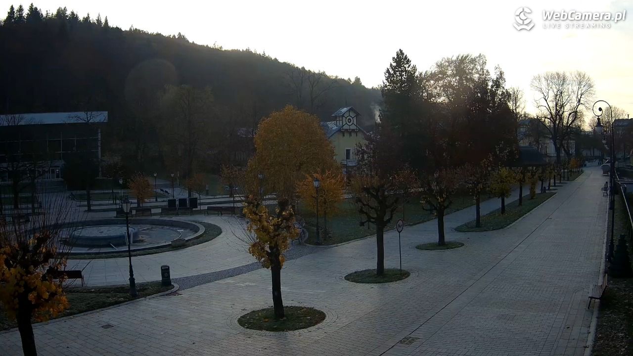 Krynica-Zdrój - widok na deptak - 01 listopad 2025, 07:36
