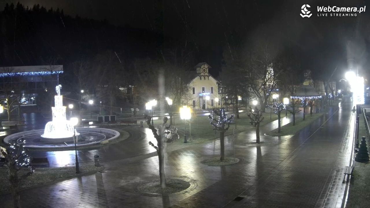 Krynica-Zdrój - widok na deptak - 23 grudzień 2025, 22:30