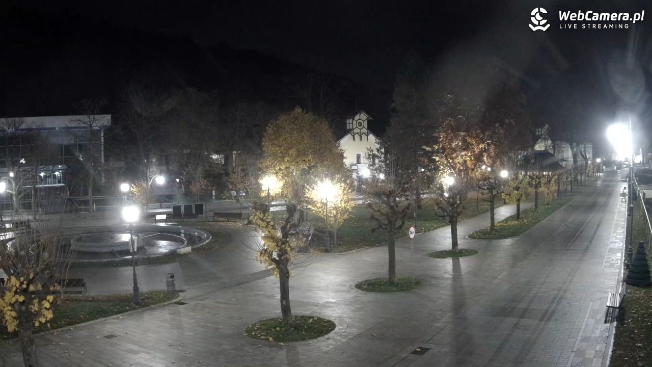 Krynica-Zdrój - widok na deptak - 02 listopad 2025, 22:33