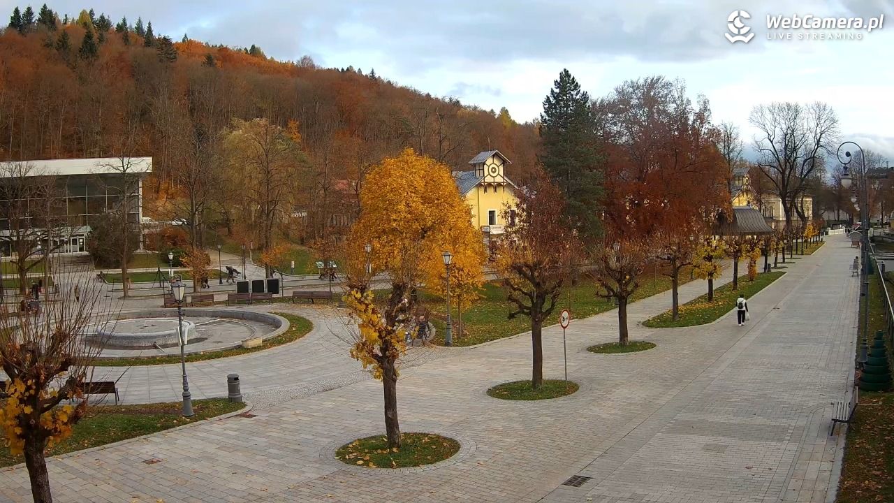 Krynica-Zdrój - widok na deptak - 02 listopad 2025, 14:49