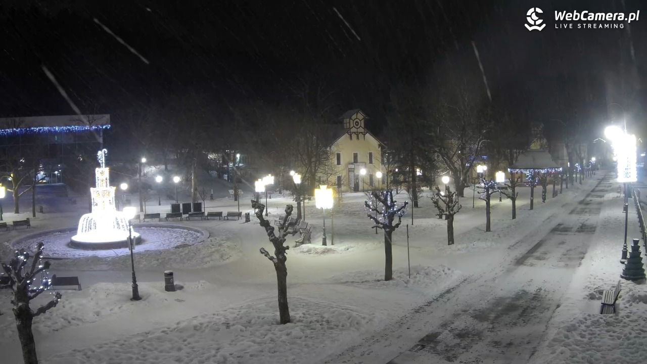 Krynica-Zdrój - widok na deptak - 08 luty 2026, 23:19