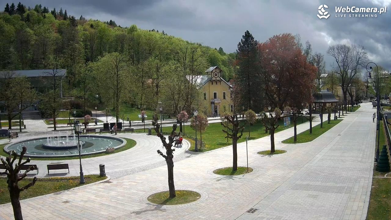Krynica-Zdrój - widok na deptak - 08 maj 2026, 11:28