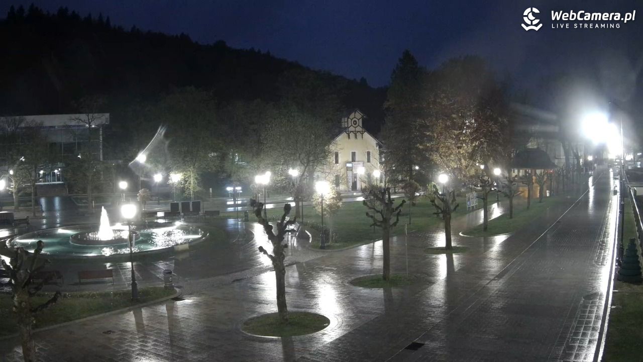 Krynica-Zdrój - widok na deptak - 08 maj 2026, 20:42