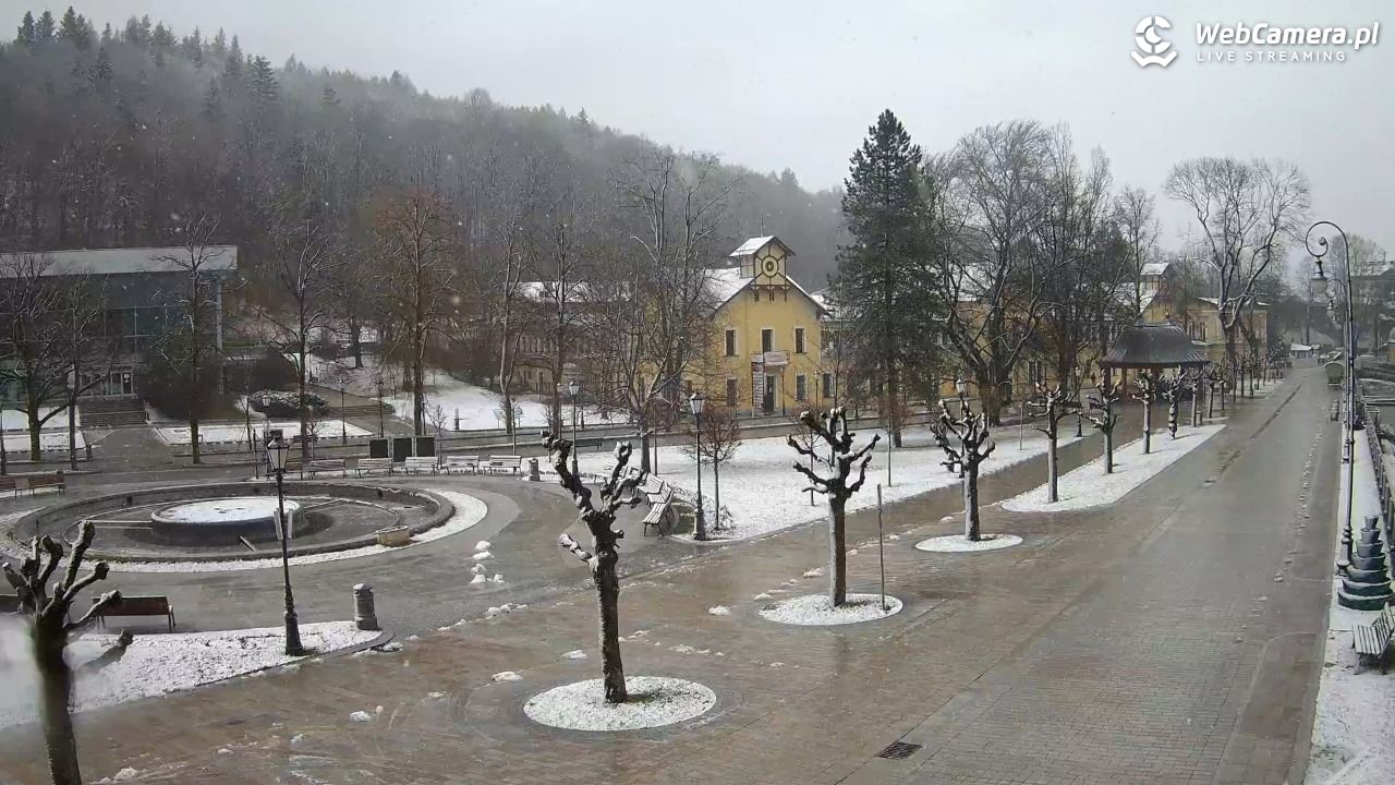 Krynica-Zdrój - widok na deptak - 27 marzec 2026, 08:03
