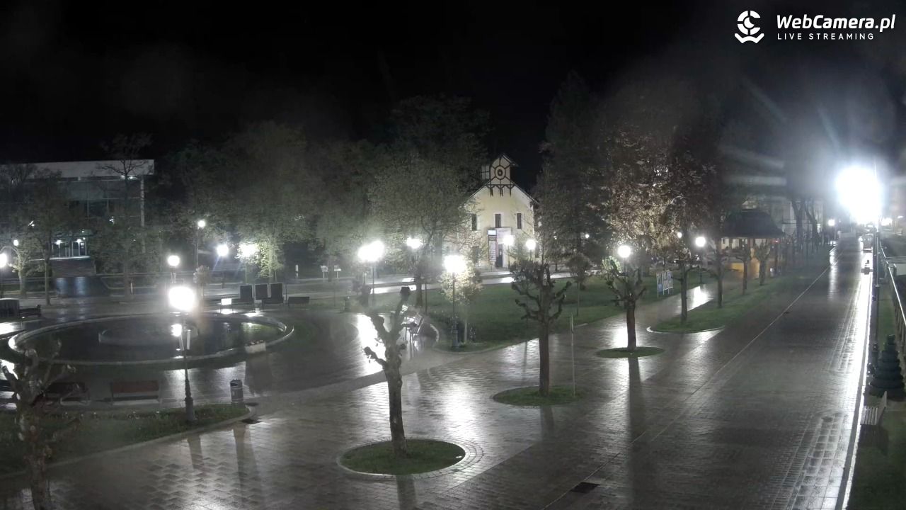 Krynica-Zdrój - widok na deptak - 12 maj 2026, 23:19