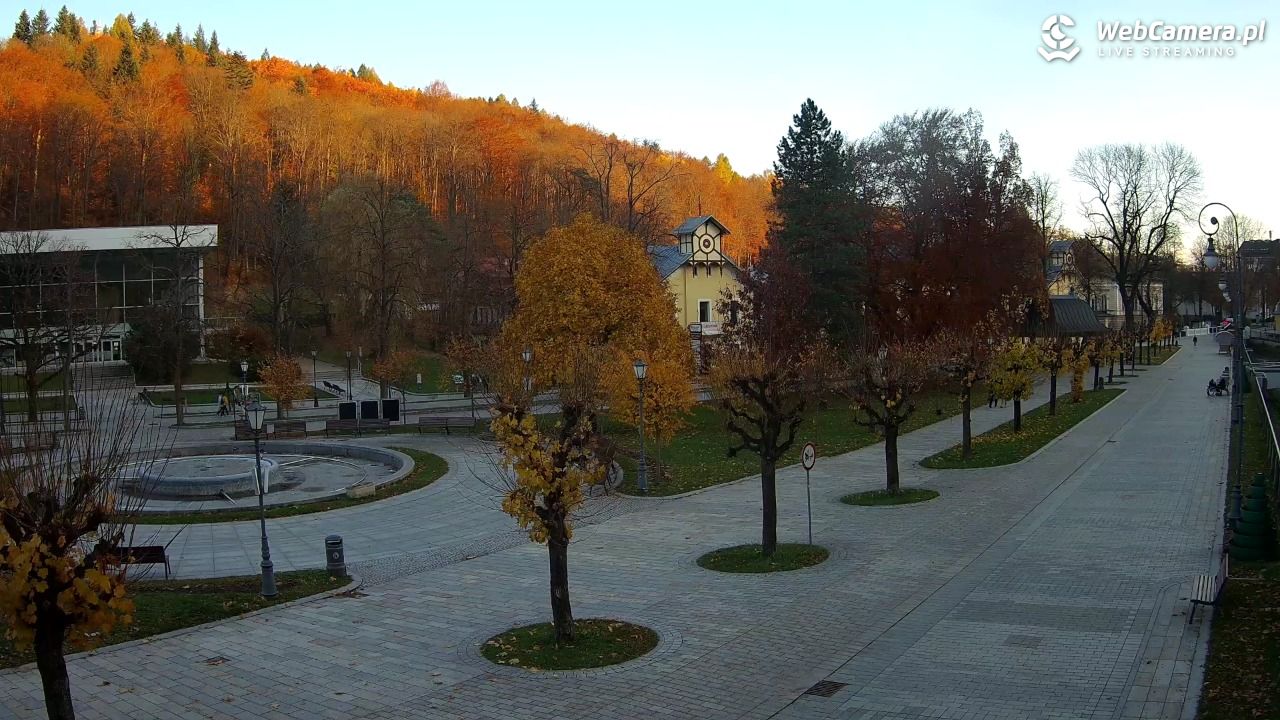 Krynica-Zdrój - widok na deptak - 01 listopad 2025, 15:26