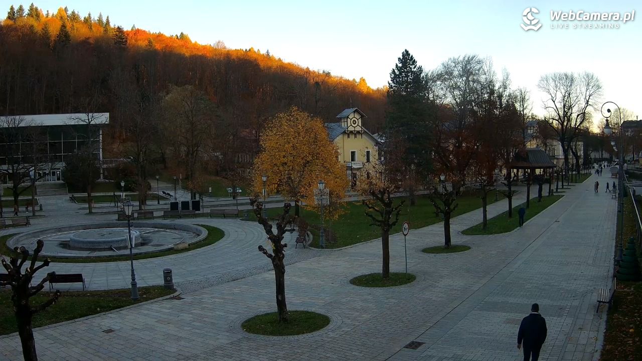 Krynica-Zdrój - widok na deptak - 04 listopad 2025, 15:35