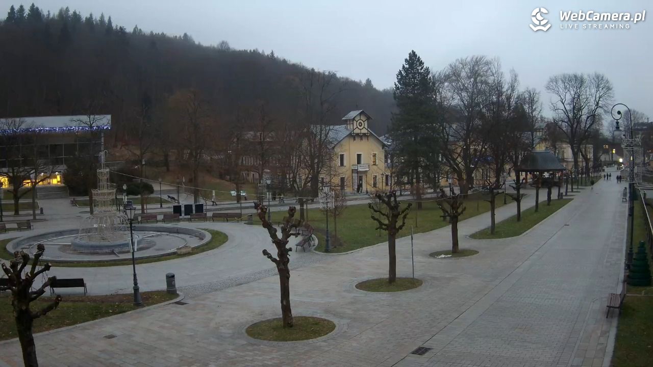 Krynica-Zdrój - widok na deptak - 23 grudzień 2025, 15:38