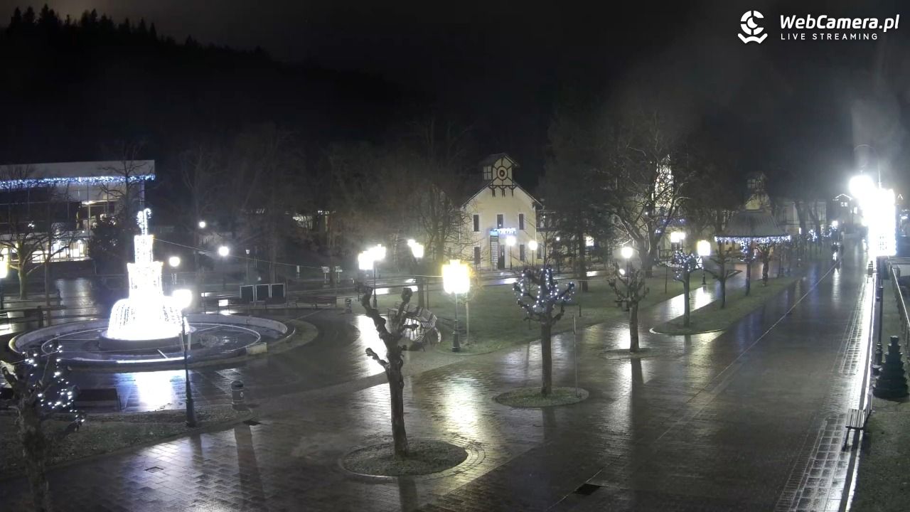 Krynica-Zdrój - widok na deptak - 23 grudzień 2025, 18:53