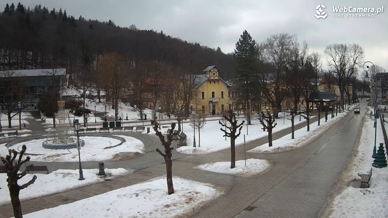 Krynica-Zdrój - widok na deptak - 08 luty 2026, 11:43
