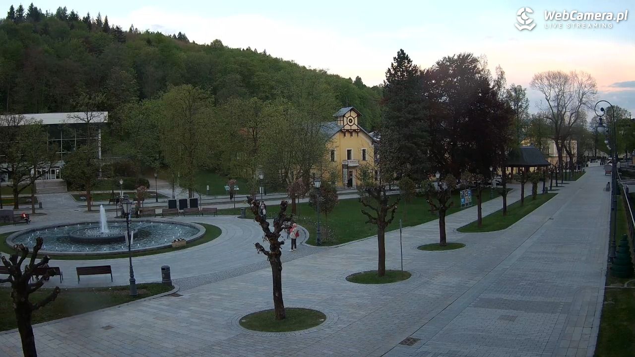Krynica-Zdrój - widok na deptak - 11 maj 2026, 19:57