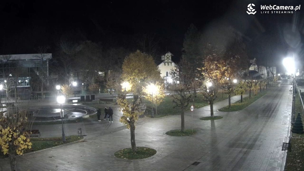 Krynica-Zdrój - widok na deptak - 01 listopad 2025, 22:39