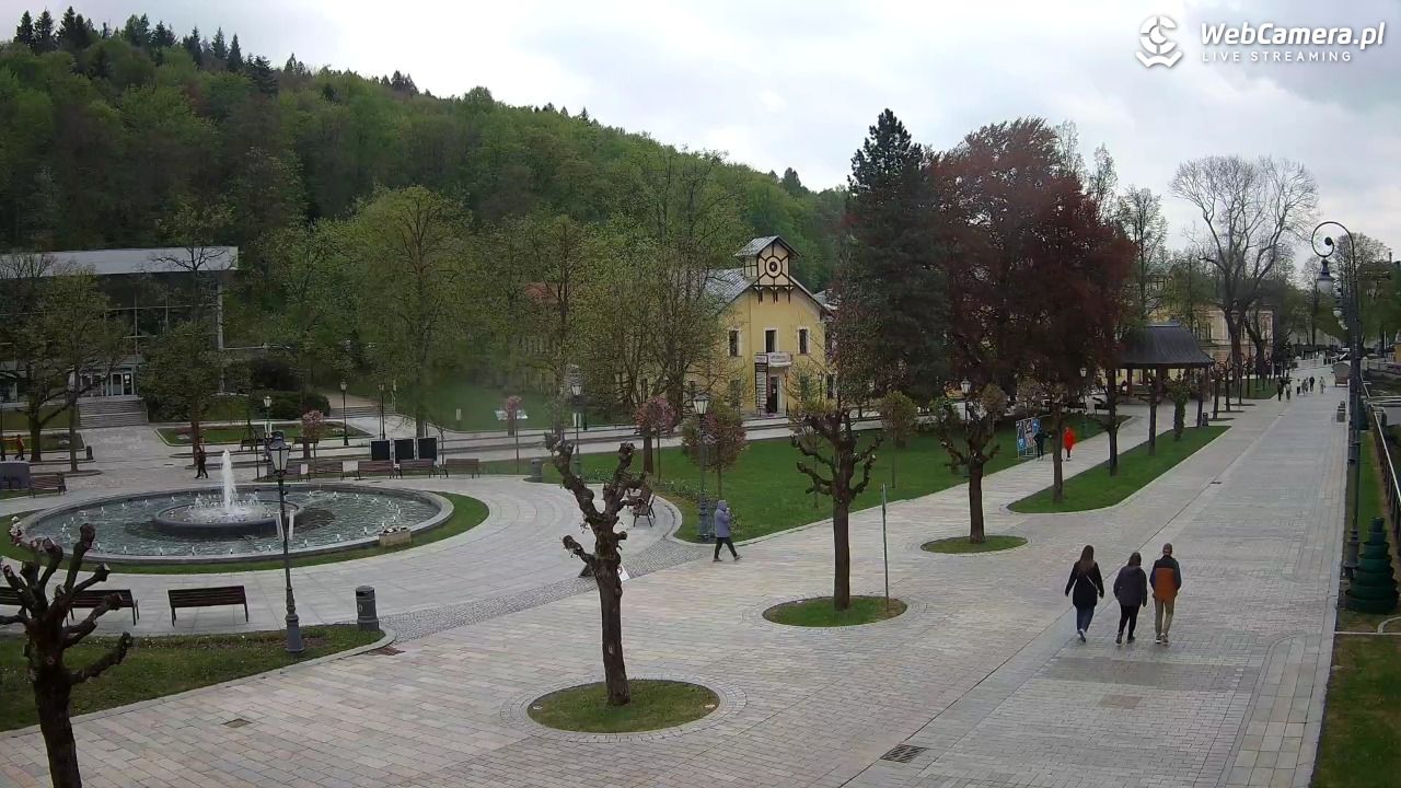 Krynica-Zdrój - widok na deptak - 09 maj 2026, 18:26