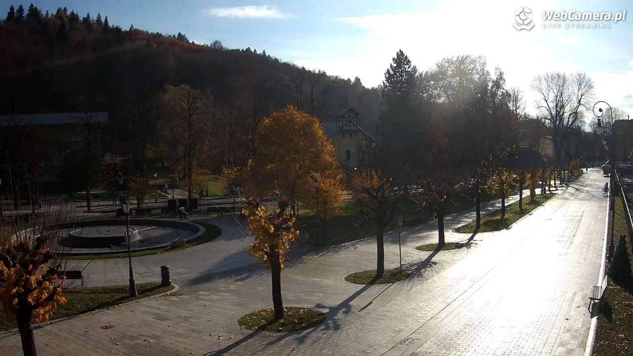 Krynica-Zdrój - widok na deptak - 02 listopad 2025, 09:57