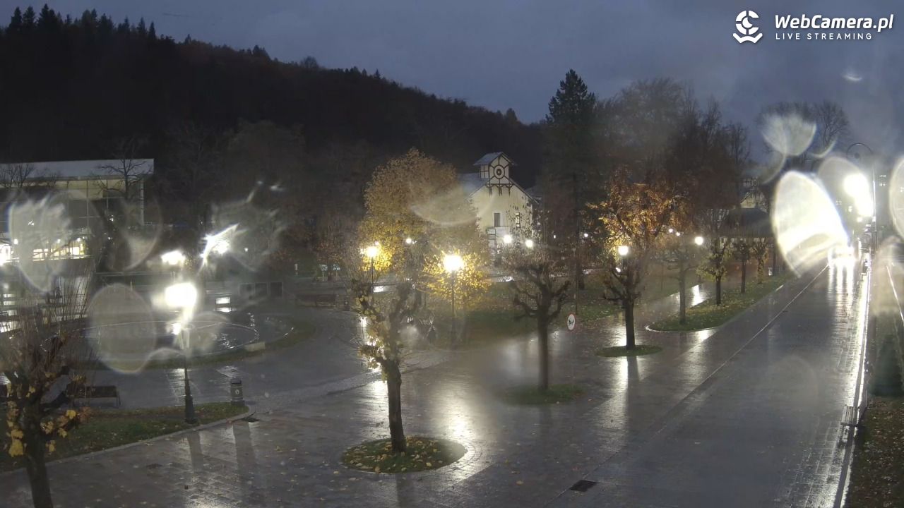 Krynica-Zdrój - widok na deptak - 03 listopad 2025, 16:40