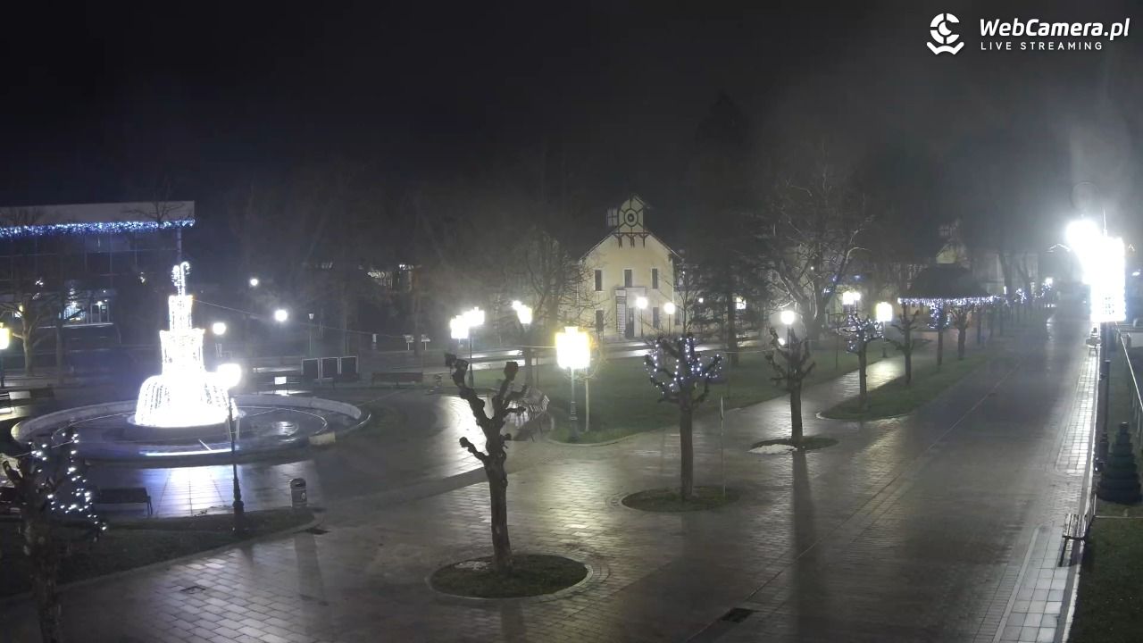 Krynica-Zdrój - widok na deptak - 21 grudzień 2025, 23:37