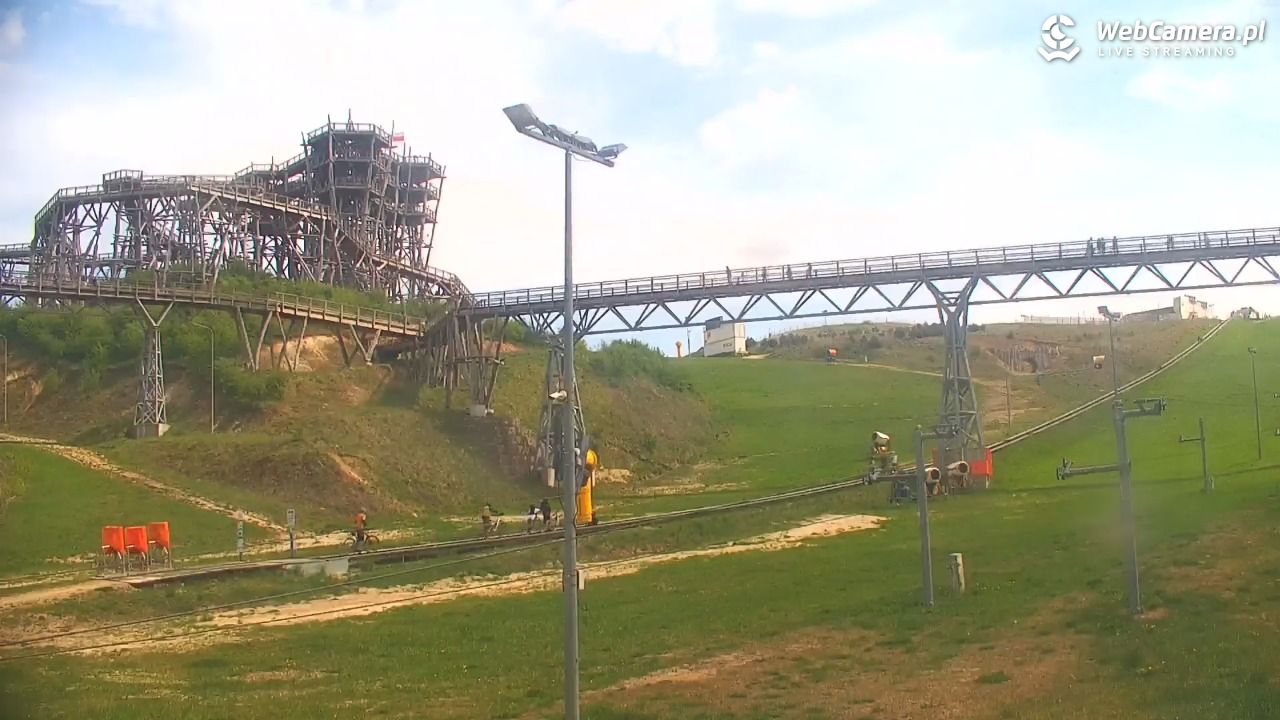 Kurza Góra - widok na stok i wieżę - 02 maj 2025, 13:26