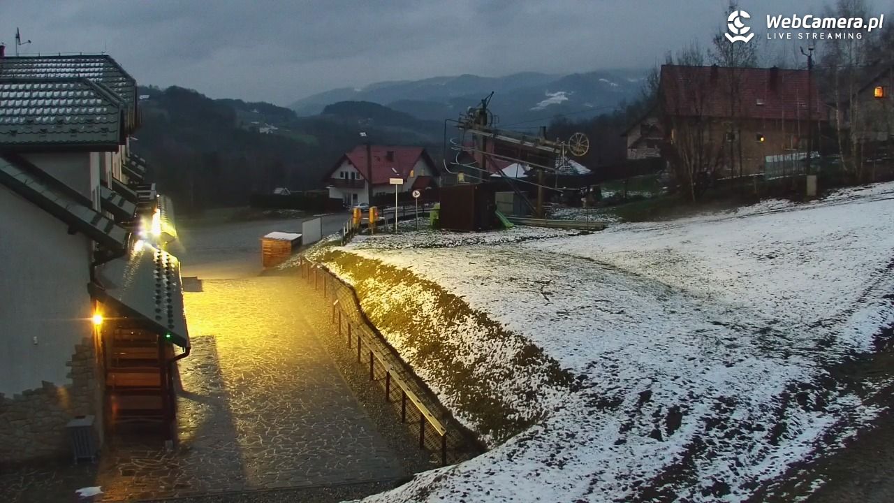 Laskowa-ski - widok z dolnej stacji - 31 marzec 2026, 19:29