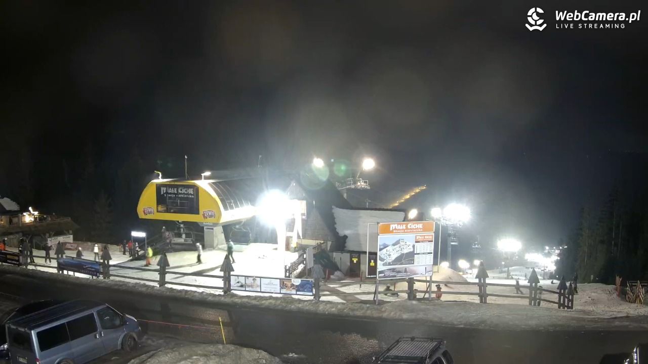 Małe Ciche - widok na parking - 26 styczeń 2026, 20:01