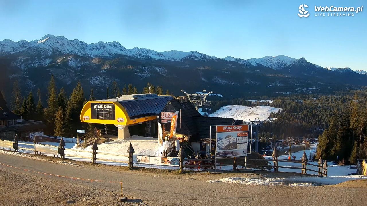 Małe Ciche - widok na parking - 13 grudzień 2025, 08:23