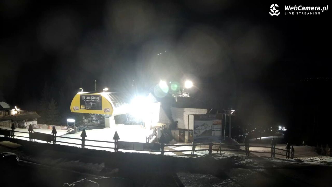 Małe Ciche - widok na parking - 27 styczeń 2026, 21:29